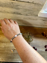 Load image into Gallery viewer, 6 mm sterling silver pearls bracelet with  pink conch
